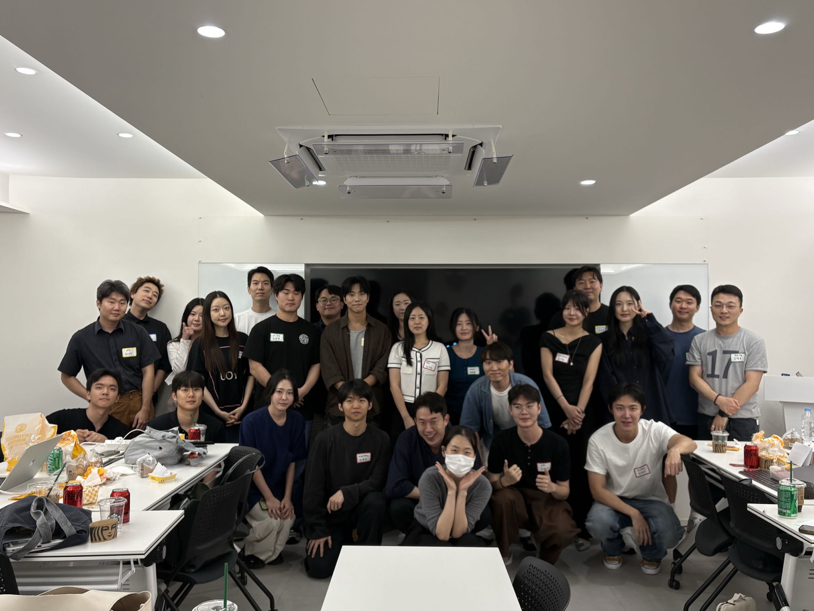 뷰티 빌드 스프린트 참가자와 튜터가 함께 찍은 단체 사진